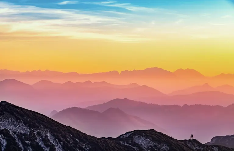 Paisaje de una cadena montañosa al atardecer